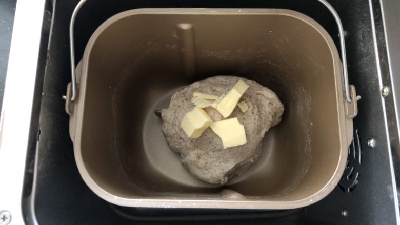 蔓越梅花生黑麦软欧包,2、一个揉面程序结束后加入黄油，再启动一个揉面程序。