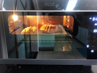 蔓越梅花生黑麦软欧包,12、放入ACA蒸烤箱，温度160度上下火烘烤25分钟。