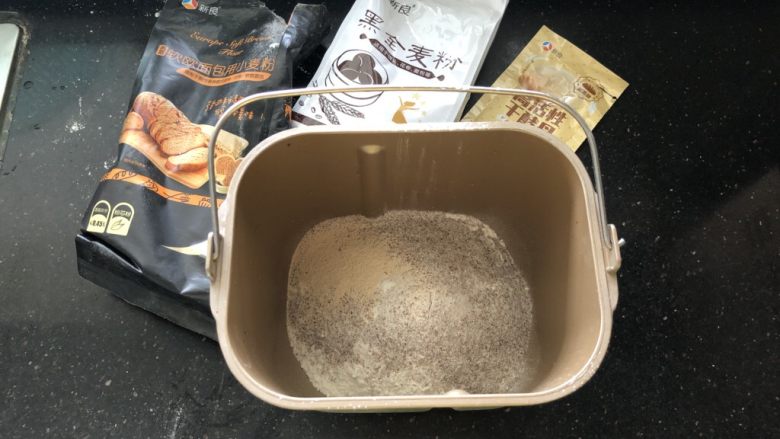 蔓越梅花生黑麦软欧包,1、把主面团里的材料按照先液体后粉类的顺序放入面包机中，启动揉面程序，大约10分钟。