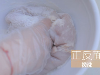 冬日里的猪肚鸡暖锅「厨娘物语」,1个猪肚加入2g盐、10ml白醋、30g面粉正反面搓洗干净。（这个方法可以将猪肚洗的更干净~觉得猪肚还是有些黏黏的可以再洗一遍）