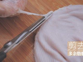 冬日里的猪肚鸡暖锅「厨娘物语」,猪肚用清水冲洗干净，将多余的脂肪剪掉。