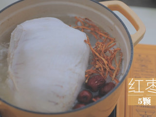 冬日里的猪肚鸡暖锅「厨娘物语」,将料包放入锅中，再加入5g虫草花、5颗红枣，关盖小火煮1小时。