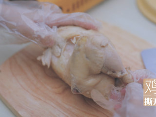 冬日里的猪肚鸡暖锅「厨娘物语」,煮好后取出猪肚鸡，划开猪肚，取出煮好的鸡。将猪肚切条，鸡切块。