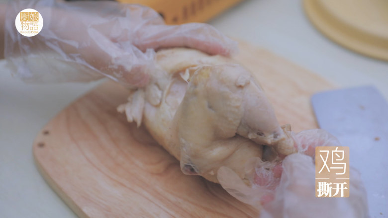 冬日里的猪肚鸡暖锅「厨娘物语」,煮好后取出猪肚鸡，划开猪肚，取出煮好的鸡。将猪肚切条，鸡切块。