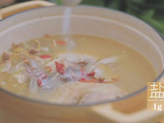 冬日里的猪肚鸡暖锅「厨娘物语」,切好的猪肚和鸡放入锅中，加入10颗枸杞，2g白胡椒、1g盐调味大火煮开。