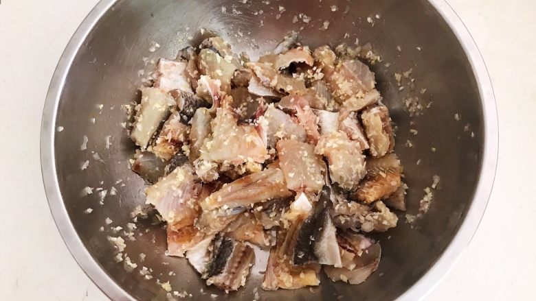 耳光炒饭,切成小块，加入葱姜蒜末腌制入味15分钟