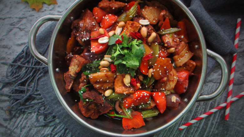 排骨五花肉什锦焖锅,绝对是口味和颜值担当的待客好菜。