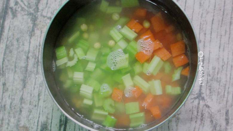 西芹拌黄豆,把芹菜丁和胡萝卜丁焯水