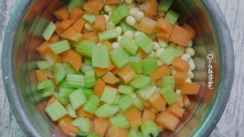 西芹拌黄豆,把胡萝卜丁、芹菜、黄豆煮好的过下凉水，淋干水份