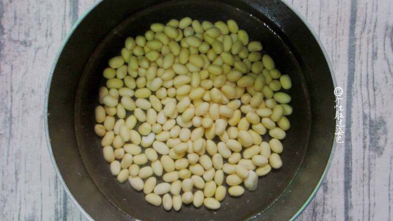 西芹拌黄豆,把泡过一天的黄豆取出，用干净的水冲洗一下，放入锅中，开锅后，煮8分钟，取出。