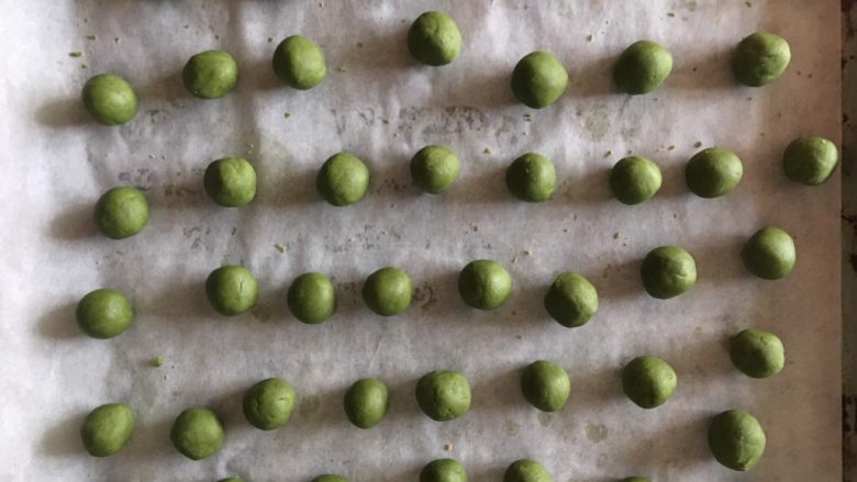抹茶豆,搓成每份3g一个的小圆球