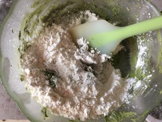抹茶豆,倒入玉米淀粉、低筋面粉和牛奶，搅拌均匀