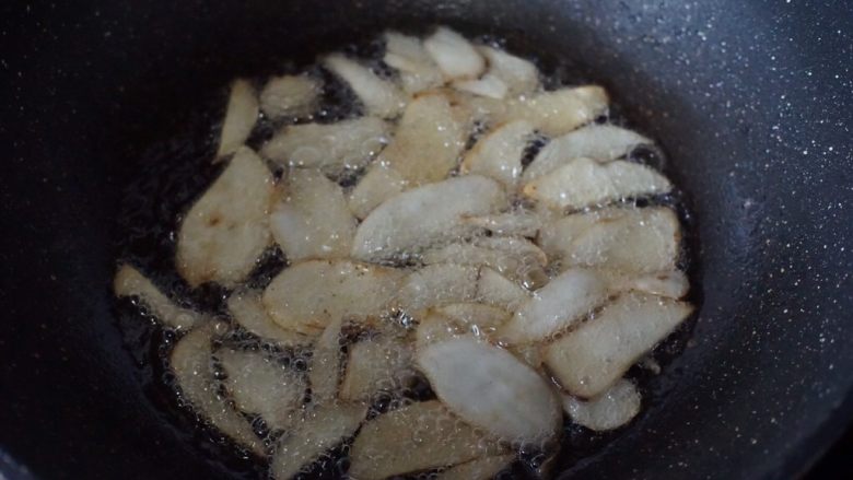 日式干贝酱汁杏鲍菇,锅里热油后放入杏鲍菇炸至表面金黄色出香味后捞出来备用