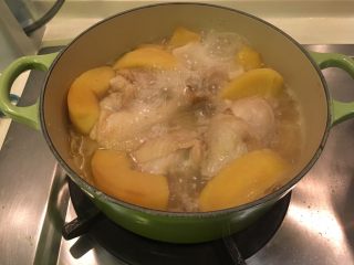 黑胡椒苹果鸡腿,再打开大火10分钟，等汤汁收干即可起锅
