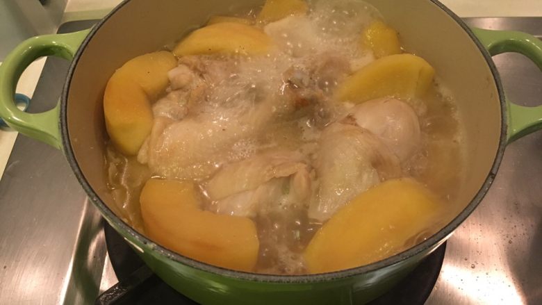 黑胡椒苹果鸡腿,再打开大火10分钟，等汤汁收干即可起锅