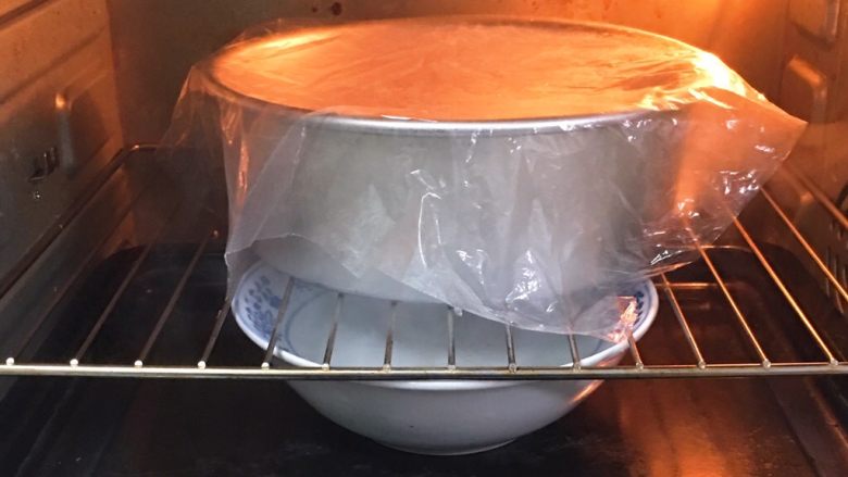 快速早餐吐司片-椰蓉味,烤箱发酵档，模具放入烤箱，底部放一碗热水，发酵60分钟。