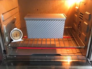 快速早餐吐司片-椰蓉味,烤箱预热至190度，吐司盒送入烤箱，烤制40分钟。