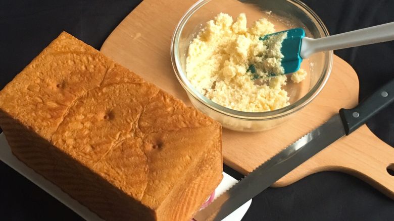 快速早餐吐司片-椰蓉味,吐司面包开始切片，切成2公分的片。