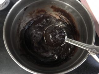 裂纹巧克力软饼干,冷冻好了以后，预热烤箱175度，用小勺取出冷冻好的材料，弄成球。