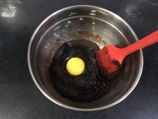 裂纹巧克力软饼干,如果是大的鸡蛋就取全蛋液，放入一半的全蛋液，我的是小的鸡蛋正好两个，一次放一个，拌匀。