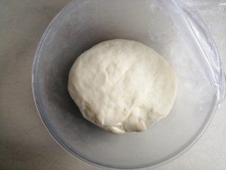 中种醇奶面包卷,和好的面团放入冰箱，冷藏12个小时，面团发酵有两至3倍大
