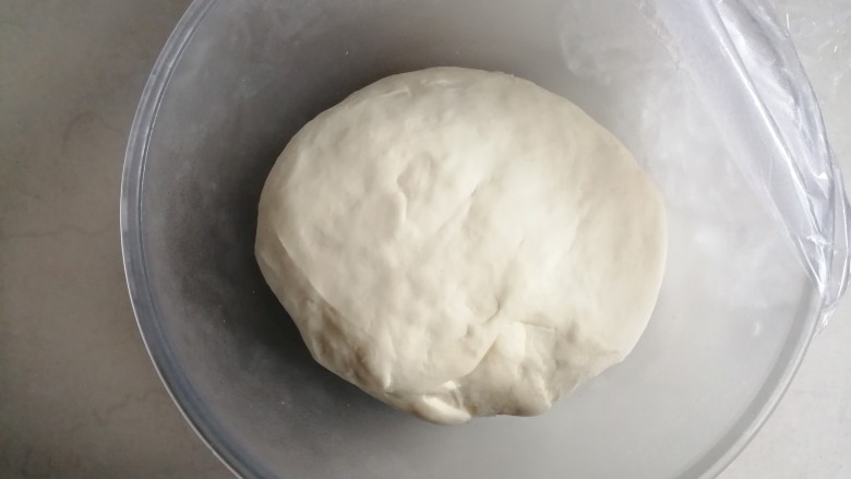 中种醇奶面包卷,和好的面团放入冰箱，冷藏12个小时，面团发酵有两至3倍大