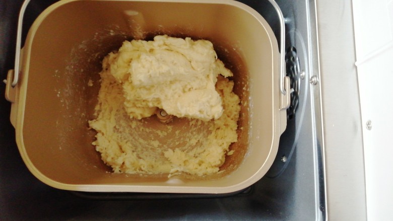 中种醇奶面包卷,面包桶放入到东菱JD08面包机里，选择和面程序20分钟