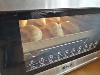 中种醇奶面包卷,将发酵好的面包胚放入到已经预热到上火160度，下火170度的东菱k40C烤箱中下层，烘烤13至15分钟