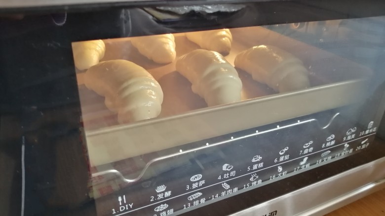 中种醇奶面包卷,将发酵好的面包胚放入到已经预热到上火160度，下火170度的东菱k40C烤箱中下层，烘烤13至15分钟