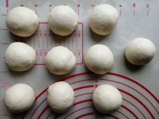 中种醇奶面包卷,将面团分成10等份，滚圆，盖上保鲜膜，再松弛15分钟