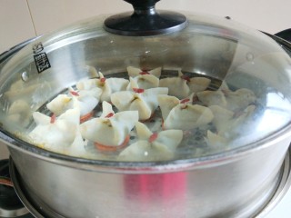 新文美食  花样四角蒸饺,盖上盖子大火蒸10分钟即可。