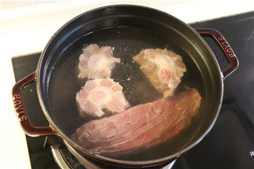 法式牛肉暖锅,将牛腱子、牛尾冷水入锅，烧沸，洗净。