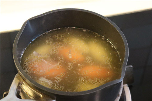 法式牛肉暖锅,一部分汤将配菜煮熟。剩下汤汁撇去油脂。