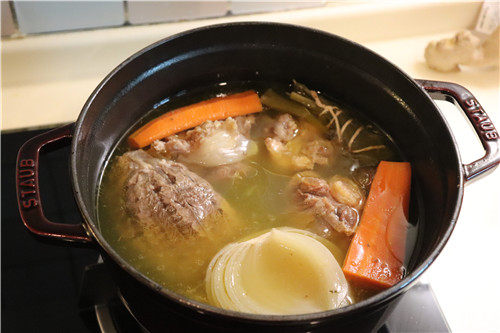 法式牛肉暖锅,汤煮好后，将蔬菜、香料捞出。肉用锡纸包好保温。汤加盐调味。