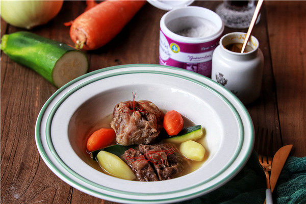 法式牛肉暖锅,将牛肉切块放入容器中，加上煮熟的蔬菜和汤汁，搭配法式第戎芥末酱食用。