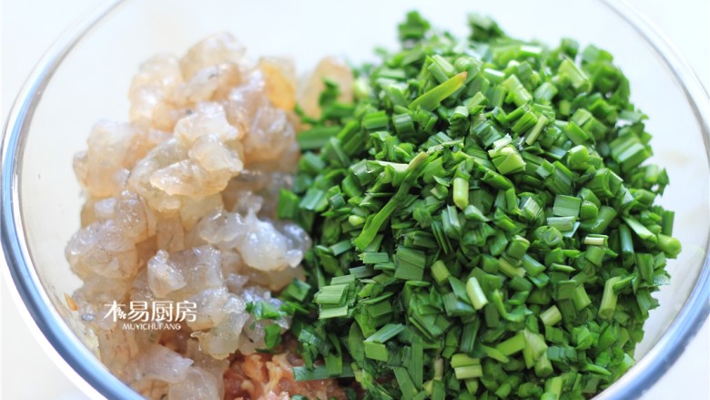 三鲜饺子,将腌好的肉馅，韭菜，虾仁粒都放在一个搅拌盆里。
