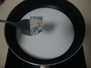 罗马风味意面,加入蓝纹芝士或山羊古达奶酪块不停搅拌至融化