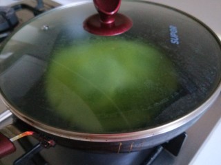 菠菜饼沾鸡蛋,面粉适量，菠菜榨汁合成面团盖好醒放20分钟。
