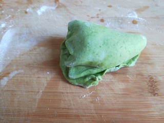 菠菜饼沾鸡蛋,成三角形状，在擀成饼。
