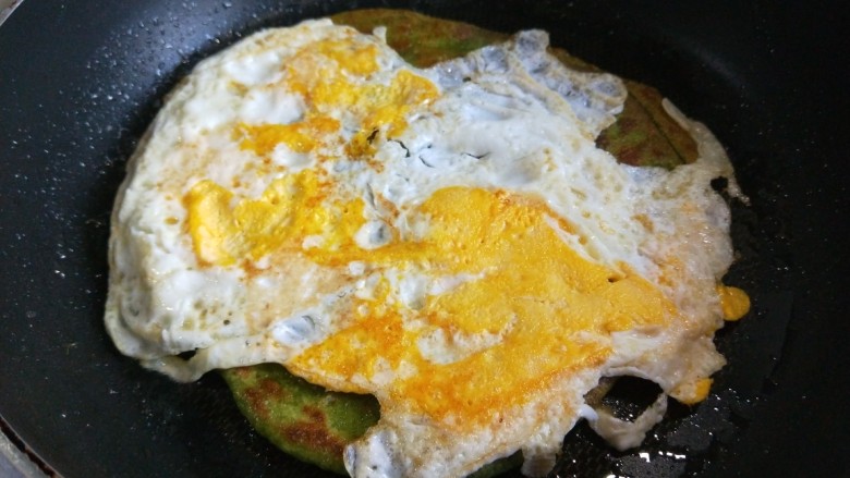 菠菜饼沾鸡蛋,翻面定型可以出锅了。