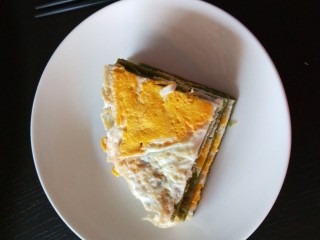 菠菜饼沾鸡蛋,切成四角。