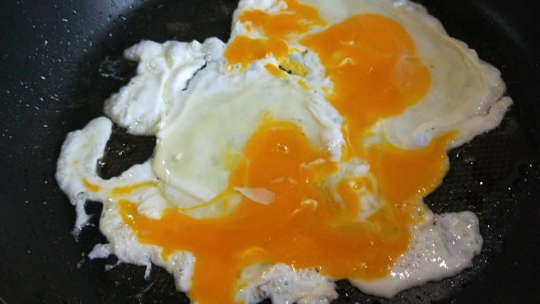 菠菜饼沾鸡蛋,平底锅刷均匀油，打入两颗<a style='color:red;display:inline-block;' href='/shicai/ 9'>鸡蛋</a>，蛋黄挑开。
