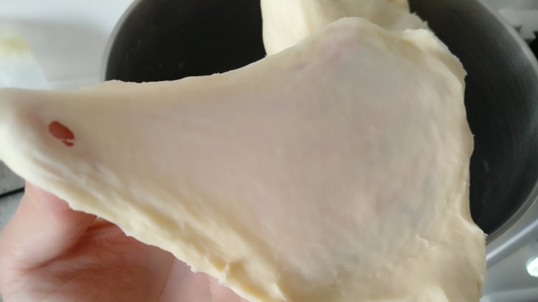 手撕海苔肉松面包,取一小块面团可以拉出粗膜即可。