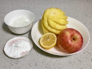 菠萝酱&口袋三明治,准备好食材，菠萝是买来就削好的，对菠萝过敏的话，可以先泡盐水后沥干。