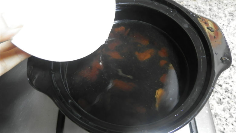 妇科圣方《四物汤》,泡好的药材和水一起放入砂锅，倒2碗水。