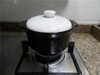 妇科圣方《四物汤》,大火烧沸腾后，改用小火煎煮，直至只剩1碗水的量（大约25分钟左右）。