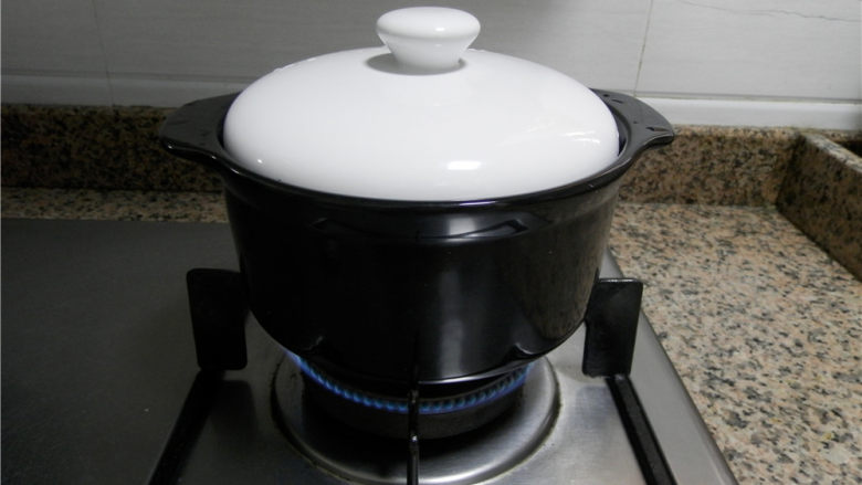 妇科圣方《四物汤》,大火烧沸腾后，改用小火煎煮，直至只剩1碗水的量（大约25分钟左右）。