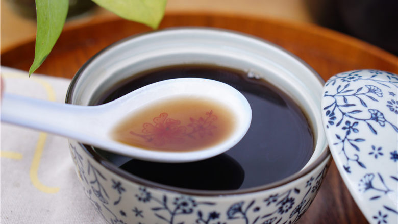 妇科圣方《四物汤》,将药汁分成两份，早、晚各服一次，饮用前可加至温热，适当放些蜂蜜调味。