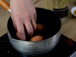 卤三鸡，鸡腿、鸡翅、鸡蛋一次搞定,鸡蛋冷水入锅，大火煮8分钟后剥壳备用。