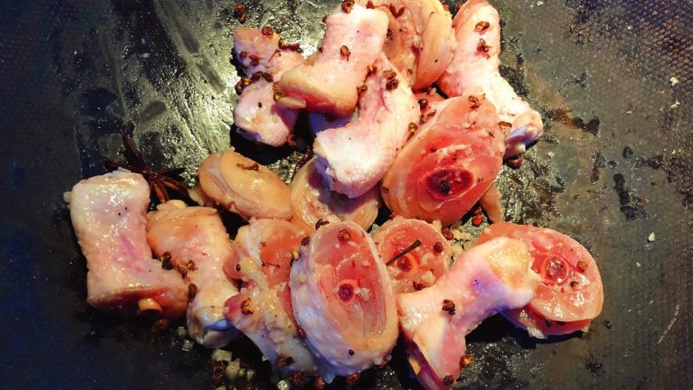 椒盐鸡琵琶腿,将炒好的花椒盐均匀涂抹在鸡腿上。